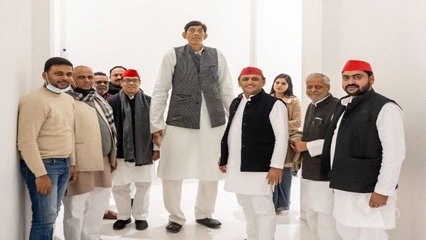 यूपी में बढ़ा समाजवादी पार्टी का 'कद', 8 फीट 1 इंच लंबे धर्मेंद प्रताप सिंह हुए पार्टी में शामिल