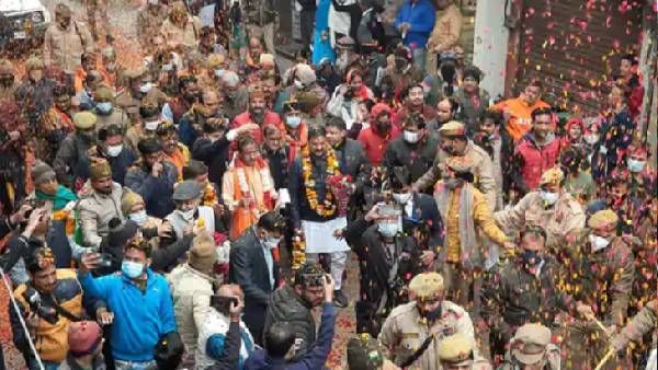 मुरादाबाद में डिप्टी सीएम दिनेश शर्मा का रोड शो, चुनाव प्रचार के दौरान टूटा कोविड प्रोटोकॉल