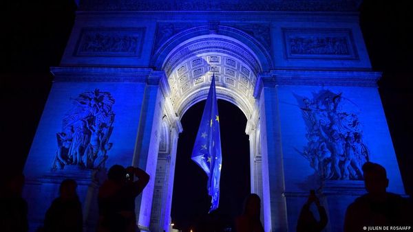 दक्षिणपंथियों की आलोचना के बाद फ्रांस ने हटाया यूरोपीय ध्वज