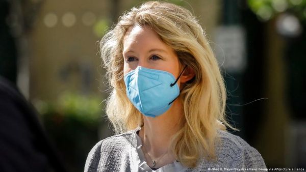 अरबपति महिला का फरेब और सिलिकॉन वैली की सांसत