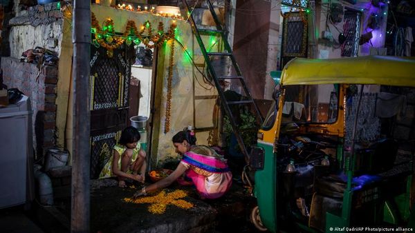 'ईश्वर की मार' मानकर पर्यावरण परिवर्तन से गरीब होतीं महिलाएं