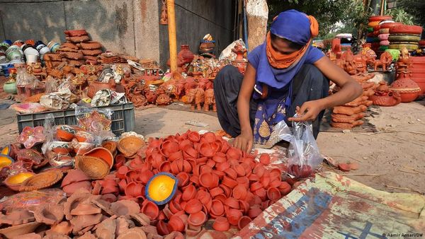 तीन दशकों में पहली बार गिरी सबसे गरीब परिवारों की आय