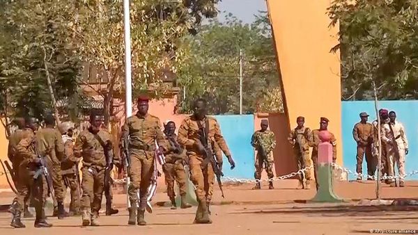 एक और अफ्रीकी देश में तख्तापलट, संविधान रद्द, जनता ने जश्न मनाया