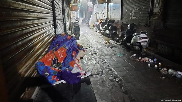 कड़ाके की सर्दी में कुछ ऐसे रात गुजारते हैं दिल्ली के बेघर