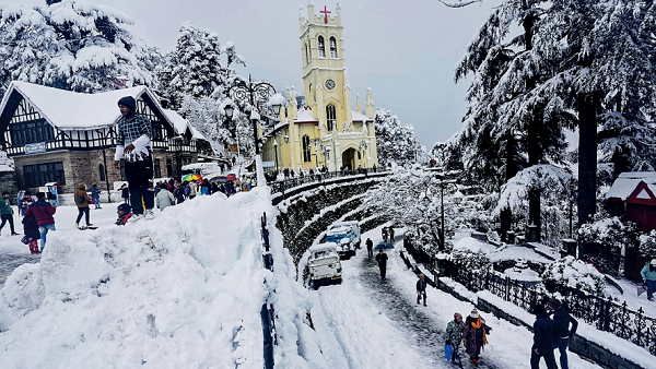 हिमाचल में भारी बर्फबारी: जनजीवन ठप, बिजली न पीने का पानी, सड़कें बंद, जगह-जगह लोग फंसे