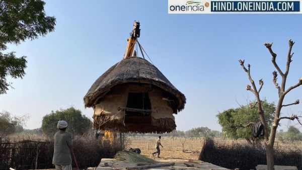 दादा की 40 साल पुरानी निशानी झोंपड़े को पोते ने हाईड्रो मशीन से अपने मकान के पास करवाया शिफ्ट