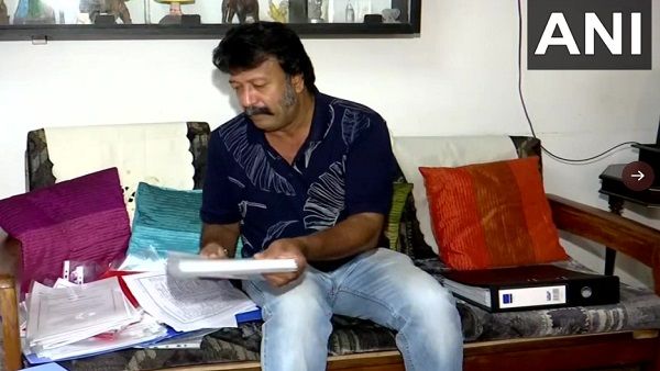 लॉकडाउन का इस शख्स ने किया सही इस्तेमाल, घर बैठे हासिल कर ली 145 से अधिक डिग्रियां