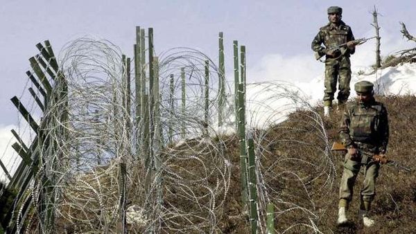 पाक से सटे भारतीय गांव से मिली 5 किलो वजनी IED, STF ने कहा- 1 लाख रुपए भी बरामद हुए हैं