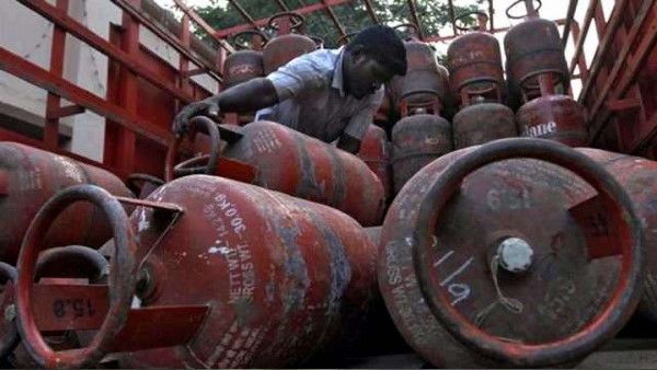 नए साल का तोहफा! कमर्शियल LPG सिलेंडर की कीमतों में हुई कटौती, जानिए अब क्या है दाम