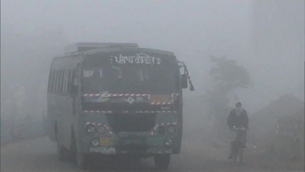पंजाब में पड़ रही कड़ाके की ठंड, छाया घना कोहरा, IMD ने कहा- अभी चलती रहेगी शीतलहर