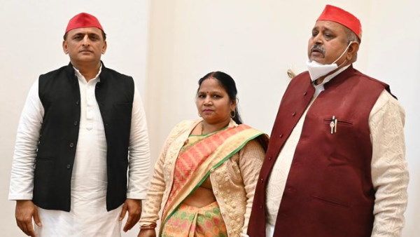 UP Election 2022: BJP विधायक माधुरी वर्मा सहित कई बड़े नेता सपा में शामिल, अखिलेश ने दिलाई सदस्यता