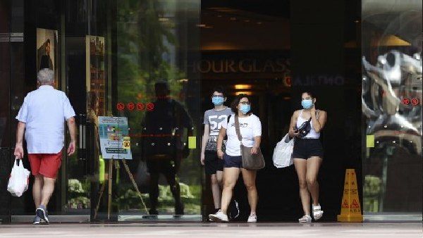 सबके सामने ड्रेस उतारकर महिला ने बनाया फेस मास्क, आइसक्रीम पार्लर में अंडरवियर में आईं नजर, Video Viral