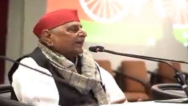 यूपी में 'लाल टोपी' की सियासत में कूद पड़े मुलायम सिंह यादव, कहा- BJP के नेता लाल टोपी से परेशान हो गए हैं