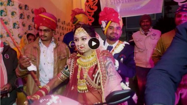 शादी में स्कूटी पर सवार होकर पहुंची दुल्हन, रास्ते में दूल्हे को भी दी लिफ्ट, देखें धांसू एंट्री का वीडियो
