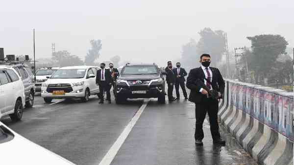 प्रदर्शनकारी किसानों की वजह से फ्लाईओवर पर फंसा पीएम मोदी का काफिला, फिरोजपुर रैली रद्द