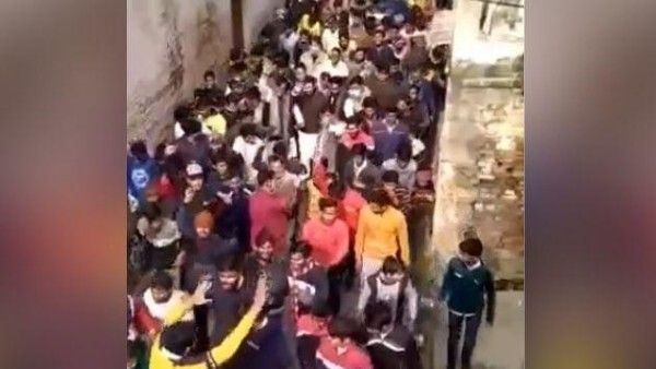 नोएडा और जेवर में आचार संहिता का उल्लंघन, सपा-RLD के प्रत्याशियों ने रैली में डीजे बजाकर उड़ाए नोट