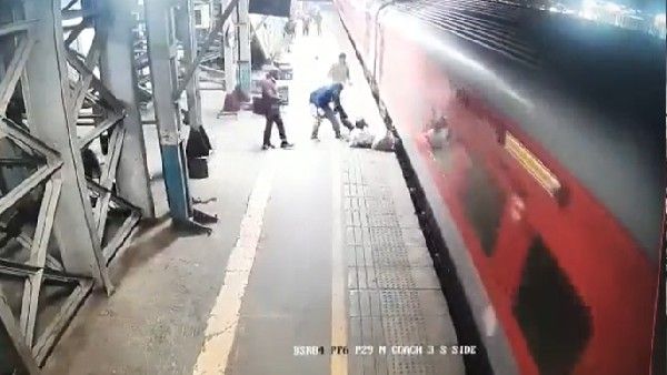 Video: RPF जवान की मुस्तैदी आई काम, ट्रेन के नीचे आने से यात्री को बचाया