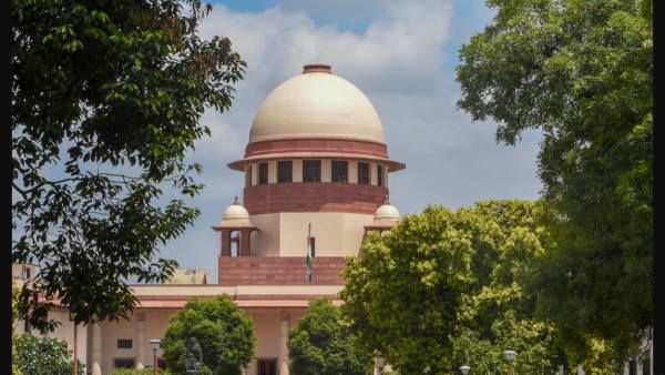 सुप्रीम कोर्ट में पेगासस मामले को लेकर नई याचिका दाखिल, डील में शामिल अधिकारियों पर FIR की उठी मांग