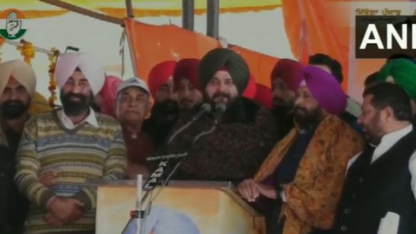 पंजाब: सिद्धू ने PM मोदी से पूछा- किसान 1 साल सड़क पर बैठे रहे, आपको 15 मिनट रुकना पड़ा तो हंगामा क्यों?