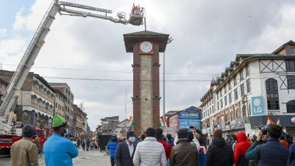 श्रीनगर: लाल चौक की कमजोर छत के चलते हटाया गया था तिरंगा, अब स्थायी रूप से फहराने का बन रहा प्लान