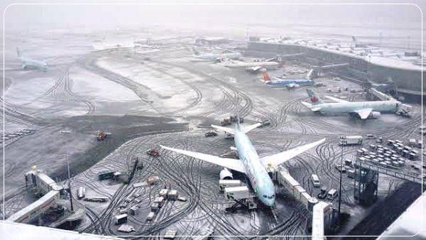 Snowfall in J&K: बर्फबारी से NH पर आवाजाही थमी, फ्लाइट हो रहीं डिले, हिमस्खलन की चेतावनी