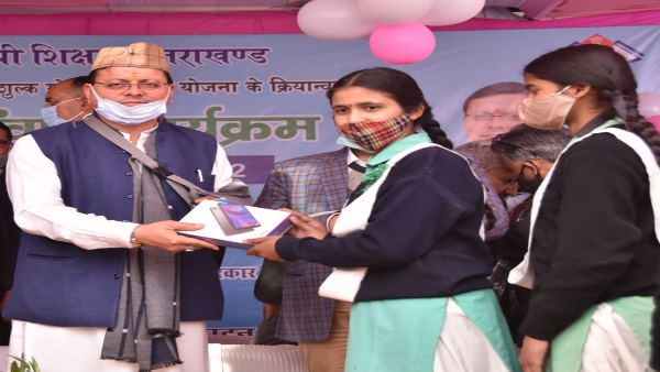 उत्तराखंड में किन छात्रों को मिल रहे मोबाइल टैबलेट खरीदने को 12 हजार रुपए, जानिए क्या है योजना