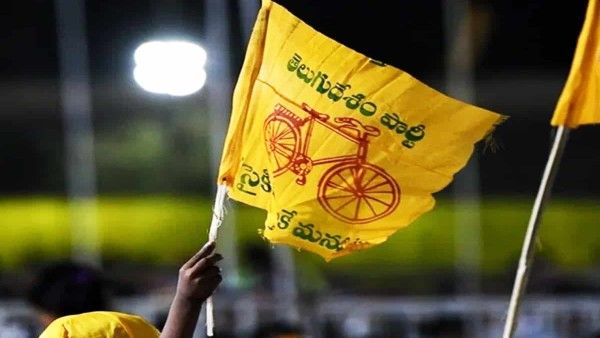 टीडीपी नेताओं की गिरफ्तारी के विरोध में पार्टी ने किया विरोध प्रदर्शन, वाईएसआर की मूर्ति चुराने का है आरोप
