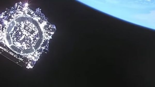 धरती से 16 लाख KM की दूरी पर तैनात हुआ जेम्स वेब स्पेस टेलिस्कोप, 'टाइम मशीन' की पहली तस्वीर