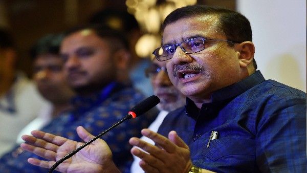 युवती ने वसीम रिजवी पर लगाए गंभीर आरोप, कहा- उनके कहने पर मौलाना के खिलाफ दर्ज कराया गया था झूठा केस