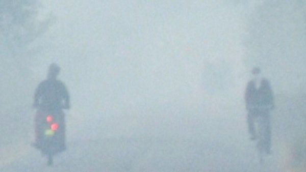 Weather: ठंड के कारण ठिठुर रहा है उत्तर भारत, दिल्ली समेत कई राज्यों में बारिश की आशंका, जानिए अपडेट