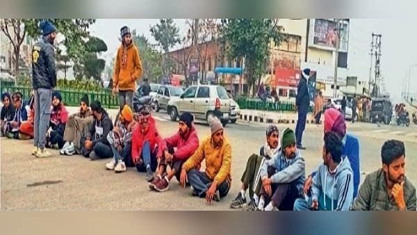 फौज में भर्ती होने वाले युवा परीक्षा न होने से गुस्साए, एकत्रित हो लुधियाना-दिल्ली हाईवे कर दिया जाम