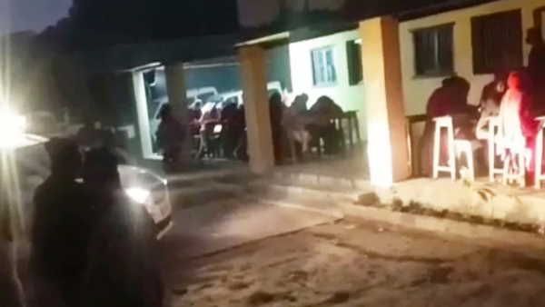 मोतिहारीः सभी छात्रों तक नहीं पहुंची बिजली की रोशनी तो पुलिस की जीप की लाइट जलाकर दी परीक्षा