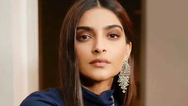 Hijab Row: सोनम कपूर ने पूछा-'सिख युवक पगड़ी पहन सकते हैं, तो मुस्लिम महिला हिजाब क्यों नहीं?'