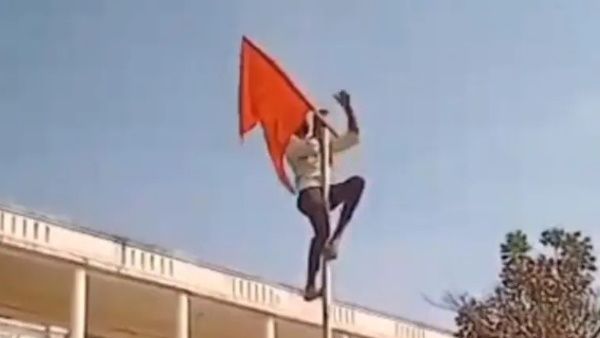 कर्नाटक हिजाब विवाद: शिमोगा में छात्र ने तिरंगा हटाकर लहराया भगवा झंडा