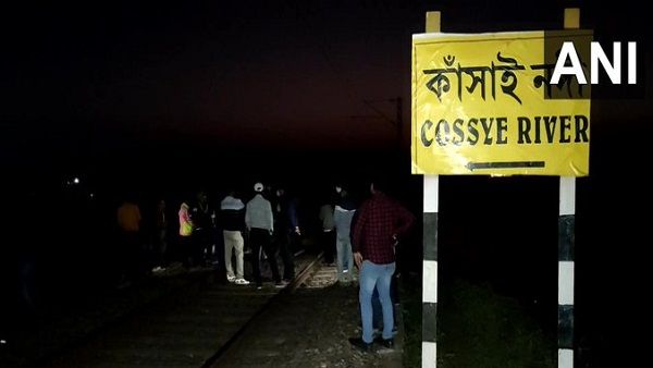 पश्चिम बंगाल में ट्रेन के सामने सेल्फी के चक्कर में दो की मौत, एक घायल