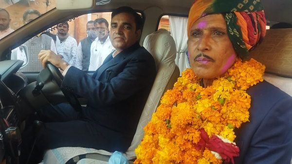 अनोखी विदाई : रिटायरमेंट पर एक दिन का अफसर बना चालक, ADM ड्राइवर बनकर कार से घर तक छोड़ा