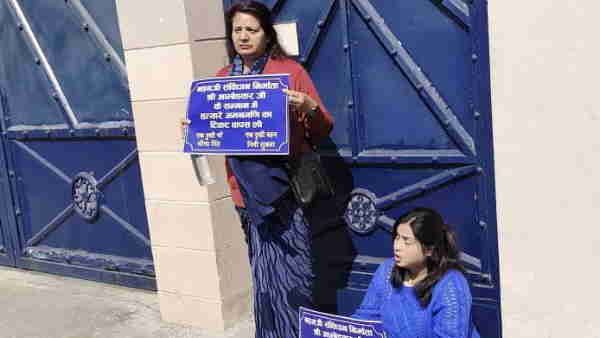 BSP ने अमनमणि त्रिपाठी को दिया टिकट, मधुमिता की बहन और सारा सिंह की मां धरने पर बैठीं