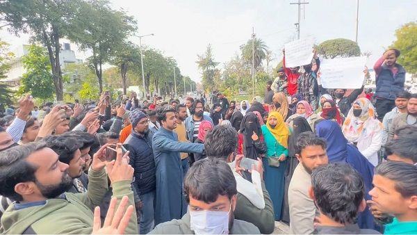 कर्नाटक का हिजाब विवाद पहुंचा उत्तर प्रदेश, वोटिंग से एक दिन पहले AMU में लगे 'अल्लाह हू अकबर' के नारे