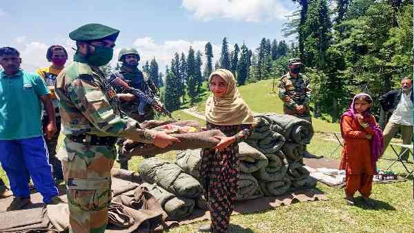 J&K: दशकों से रहस्यमयी समस्या झेल रहे एक आदिवासी गांव को Army ने गोद लिया, यूं आ रहा है बदलाव