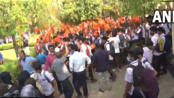 हिजाब विवाद: महात्मा गांधी मेमोरियल कॉलेज के छात्रों ने भगवा गमछा पहन किया विरोध प्रदर्शन, हुआ हंगामा