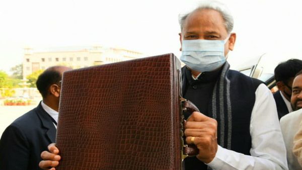 Rajasthan Budget LIVE : CM अशोक गहलोत का शायराना अंदाज, बोले-'न पूछो मेरी मंजिल कहाँ है...'