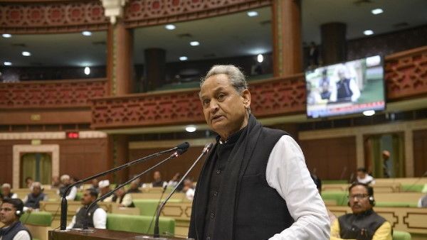 राजस्थान बजट: सरकारी कर्मचारियों को बड़ा तोहफा, सीएम ने किया पुरानी पेंशन स्कीम बहाल करने का ऐलान