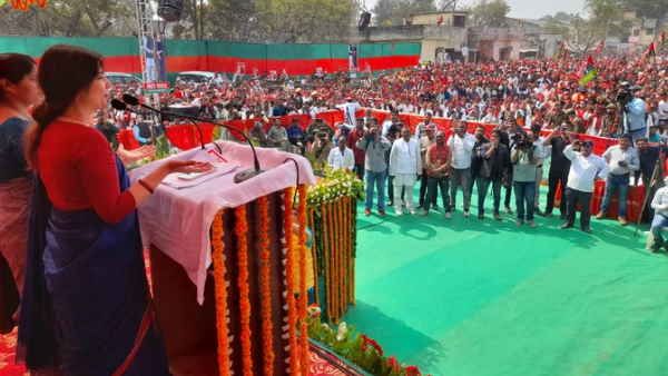 सिराथू में डिंपल यादव बोलीं- पल्‍लवी पटेल आपके सम्‍मान में जमीन पर बैठ जाएंगी लेकिन कभी स्टूल पर नहीं बैठेंगी