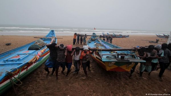 भारत के तटवर्ती इलाकों में मौसम तेजी से बदलने की चेतावनी