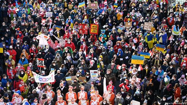 यूक्रेनियों को मिल सकती है तीन साल तक ईयू में रहने की अनुमति