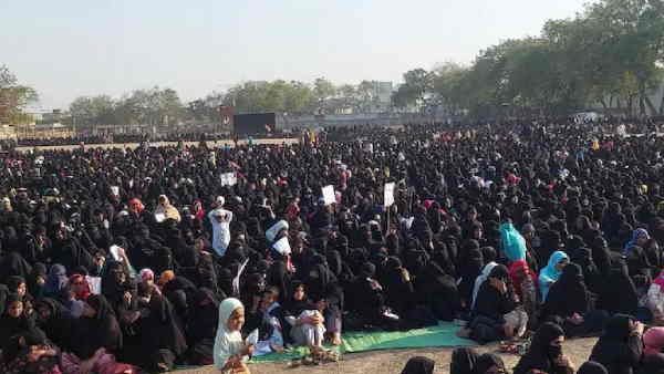 हिजाब के समर्थन में मालेगांव से लेकर अलीगढ़ तक सड़क पर उतरीं मुस्लिम महिलाएं, बुर्का पहनकर किया प्रदर्शन