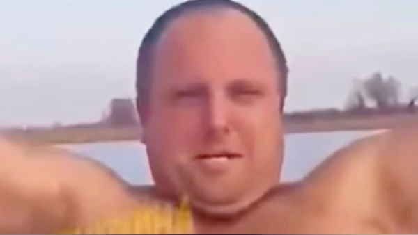 शख्‍स ने दुनिया को दिखाने के लिए बर्फीली नदी में लगाई छलांग, पत्‍नी बनाती रही वीडियो, हुआ ये अंजाम