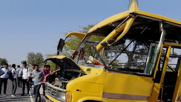 देर होने पर दौड़ाई स्कूल बस रास्ते में पलट गई, दो छात्रों की मौत, पूरे गांव में नहीं जला चूल्हा
