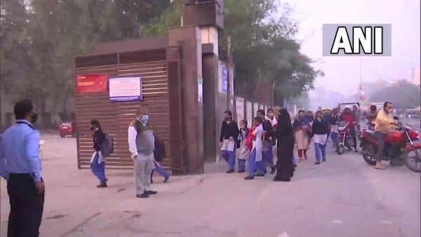 हिजाब विवाद के बीच कर्नाटक में कई प्राइवेट स्कूलों ने अभिभावकों के लिए लागू किया ड्रेस कोड सिस्टम