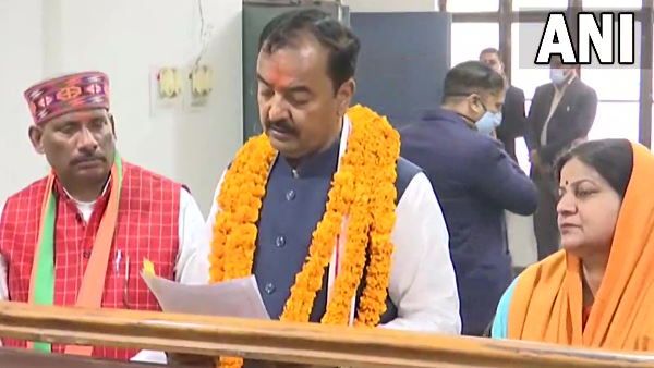 यूपी चुनाव :डिप्टी CM केशव प्रसाद मौर्य ने सिराथू से किया नामांकन, SP प्रत्याशी पल्लवी पटेल से है सीधी टक्कर